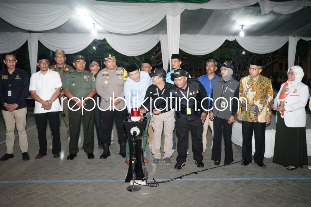 APEL SIAGA PEMILU - Badan Pengawas Pemilu (Bawaslu) Kabupaten Sidoarjo menggelar apel siaga Pengawasan Pemilu 2024 dipimpin Ketua Bawaslu Sidoarjo, Agung Nugroho di Museum Empu Tantular Sidoarjo, Kamis (30/11/2023) malam.