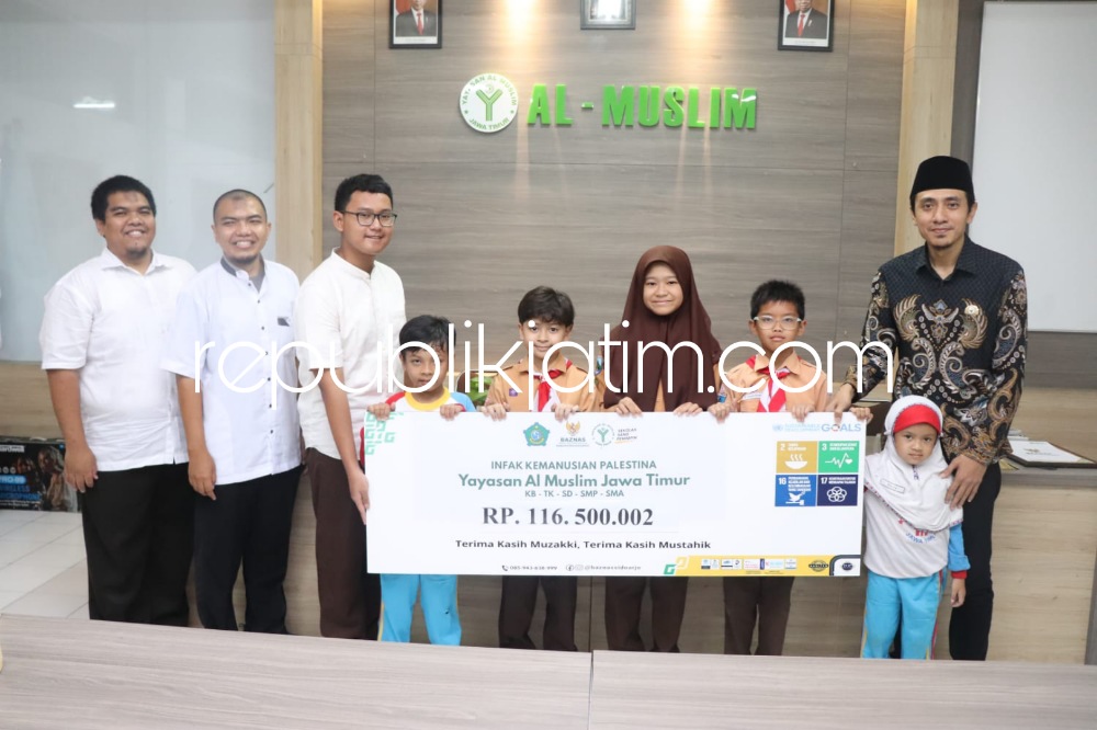 SERAHKAN - Yayasan Al Muslim Sidoarjo, Jatim menyalurkan donasi kemanusiaan sebagai bentuk solidaritas dan kepedulian terhadap rakyat Palestina melalui Baznas Kabupaten Sidoarjo sebesar Rp 116,5 juta, Jumat (01/12/2023).