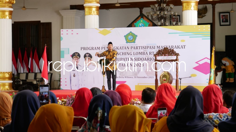 LAUNCHING - Bupati Sidoarjo, Ahmad Muhdlor Ali saat melaunching lomba antar RT di Sidoarjo yang didalamnya juga ada lomba Jimpitan RT hingga menyebabkan bupati muda ini dapat sebutan Bapak Jimpitan Sidoarjo, Kamis (01/12/2023). 