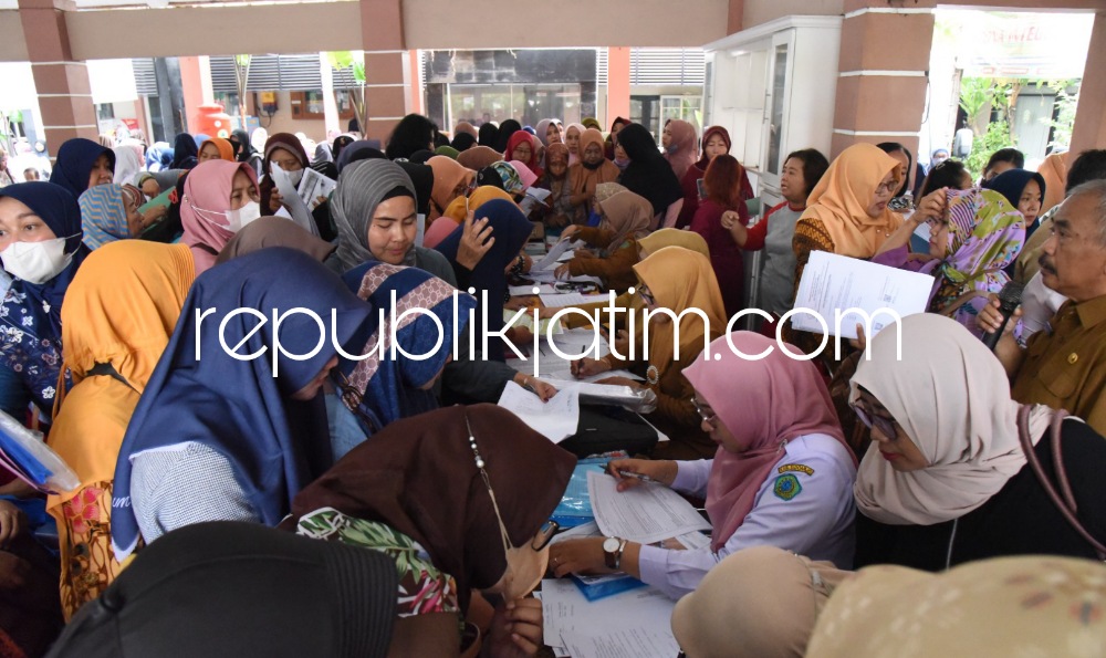 KLARIFIKASI - Inspektorat dibantu Dinas Koperasi dan Usaha Mikro (Dinkop UM) Pemkab Sidoarjo melakukan klarifikasi lapangan penerima Kurma di setiap kecamatan seperti di Desa Gebang, Kecamatan Sidoarjo, Senin (04/12/2023).