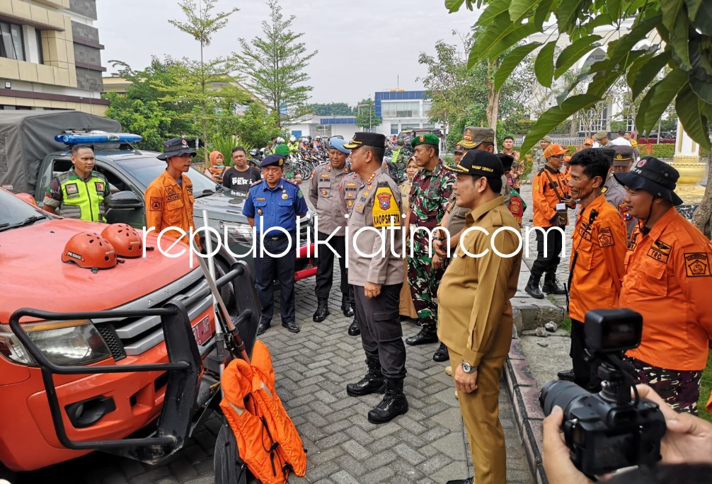 APEL - Wabup Sidoarjo, Subandi memimpin Apel Siaga Bencana Hidrometeorologi diikuti personel gabungan Polri, TNI, Satpol PP, Dishub, Dinsos, Dinkes, BPBD, Basarnas, Damkar, relawan dan stakeholder terkait lainnya di Polresta Sidoarjo, Senin (04/12/2023).