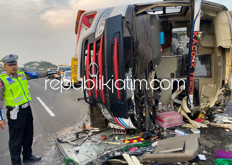 TERGULING - Bus Tentrem bernopol N 7697 UE jurusan Malang - Surabaya terguling di JL Tol Sidoarjo - Porong usai menyenggol bodi belakang truk tronton bernopol B 9287 SYW hingga menyebabkan 7 penumpang terluka dilarikan ke rumah sakit, Senin (04/12/2023).