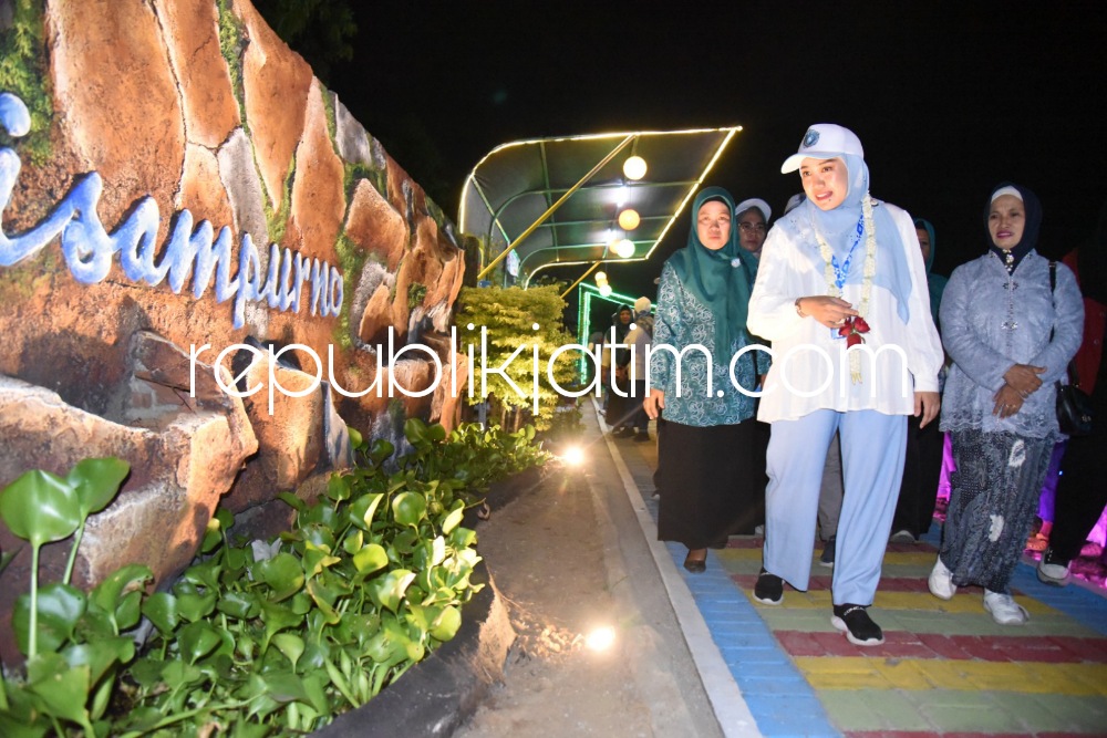DISULAP - Ny Sa'adah Ahmad Muhdlor mengaku kaget saat menilai Taman Wisata Dam Kalisampurno Tanggulangin yang disulap menjadi destinasi wisata baru dilengkapi berbagai sarana dan prasarana, Senin (04/12/2023) malam.