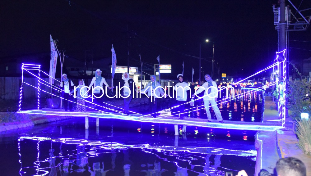KAGUM - Istri Bupati Sidoarjo, Ny Sa'adah Ahmad Muhdlor mengagumi konsep revitalisasi Sungai Mangetan Kanal yang dilengkapi ribuan lampion dan perahu sebagai wisata kuliner baru di wilayah Kecamatan Gedangan, Sidoarjo, Senin (05/12/2023) malam.