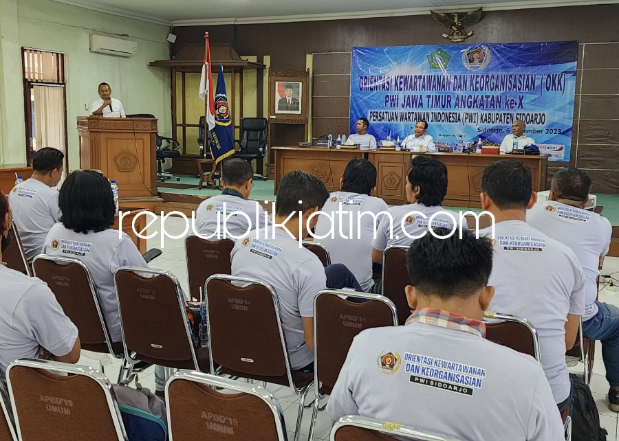 OKK - Puluhan anggota PWI Sidoarjo mengikuti kegiatan Orientasi Kewartawanan dan Keorganisasian (OKK) yang dibuka Ketua PWI Jatim, Lutfil Hakim dan Sekretaris Dinas Kominfo, Sulistianto di Gedung Graha Delta, Pemkab Sidoarjo, Rabu (06/12/2023).