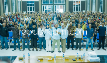 KAMPANYE - Caleg DPR RI, DPR Jatim dan DPRD Sidoarjo Kampanyekan menangkan pasangan Prabowo - Subianto dan Gibran Rakabuming Raka saat kampanye di gedung Lokaphala JL Raya Moh Yamin, Kelurahan/Kecamatan Krian, Sidoarjo, Selasa (5/12/2023) malam. 