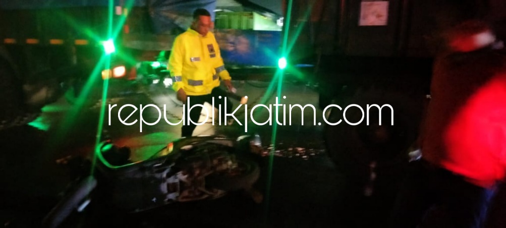 OLAH TKP - Sejumlah petugas Satuan Lantas, Polresta Sidoarjo menggelar olah TKP kecelakaan motor lawan truk gandeng di JL Raya Gubernur Sunandar PS Desa Sidomulyo, Kecamatan Krian, Sidoarjo, Rabu (06/12/2023).
