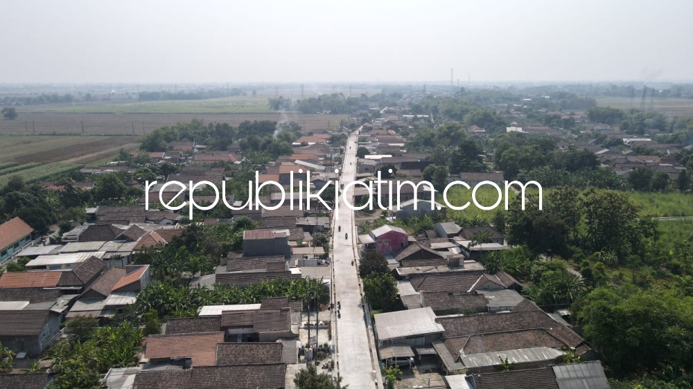 RAMPUNG - Proyek betonisasi JL Raya Tarik - Mliriprowo, Kecamatan Tarik, Sidoarjo yang selesai 100 persen seperti juga jembatan Shirotol Mustakim di Desa Klurak, Kecamatan Candi, Sidoarjo, Kamis (07/12/2023).