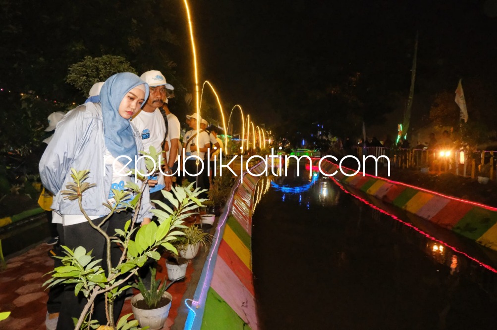 PENILAIAN - Istri Bupati Sidoarjo Ny Sa'adah Ahmad Muhdlor saat penilaian tahap akhir bersama dewan juri Sido Resik (Sidoarjo Revitalisasi Fungsi Kali) Tahun 2023 di Taman Patung Kuda, Desa Jedongcangrking, Kecamatan Prambon, Sidoarjo, Kamis (07/12/2023).