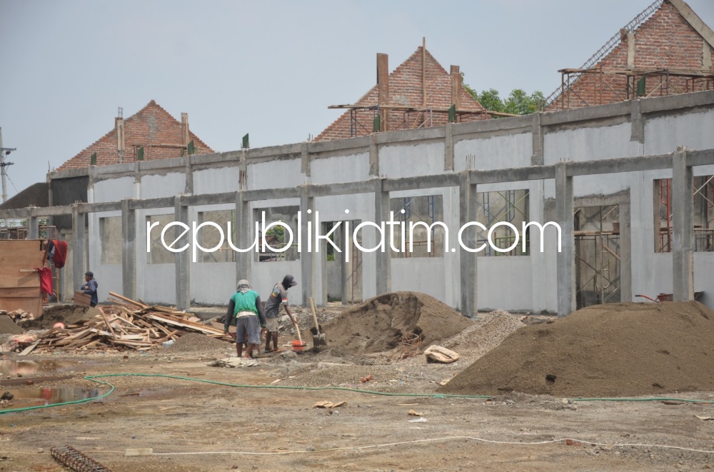 KELAS BARU - Bupati Sidoarjo Ahmad Muhdlor Ali membangun 6 ruang kelas dan 1 ruang untuk perpustakaan baru di SMPN 2 Tulangan dan ditargetkan rampung akhir Desember Tahun 2023, Jumat (08/12/2023).