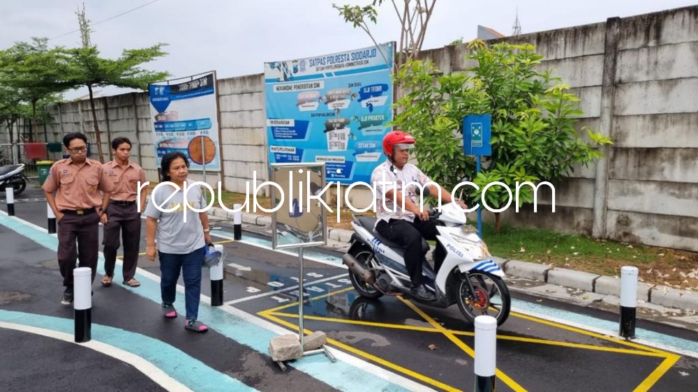PELATIHAN - Petugas Satuan Lantas Polresta Sidoarjo mengatasi kesulitan warga saat ujian praktik SIM lewat program Cekatan SIM dengan calon pemohon SIM bisa lebih dulu mendapat coaching clinic melewati lintasan S sebelum mengikuti ujian, Jumat (08/12/2023