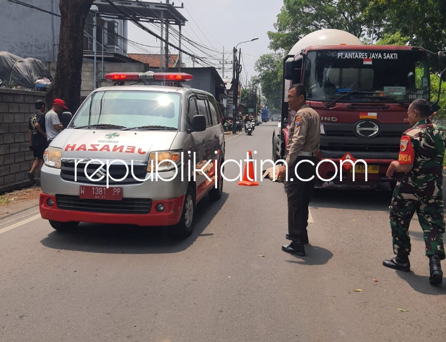 EVAKUASI - Sejumlah petugas Satuan Lantas, Polresta Sidoarjo menggelar olah TKP kecelakaan antara pengendara motor dan truk head Hino di JL Raya Desa Lebo, Kecamatan/Kabupaten Sidoarjo tepat di depan PT Aixaggio Multimex Internasional, Jumat (08/12/2023).