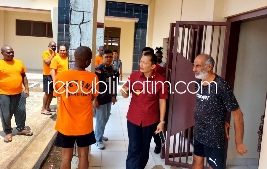 SELIDIKI - Kanwil Kemenkumham Jatim merespon perusakan fasilitas sarana penampungan pengungsi di Puspa Agro di Desa Jemundo, Kecamatan Taman, Sidoarjo yang diduga dilakukan pengungsi internasional yang ditampung di lokasi itu, Jumat (08/12/2023) malam. 