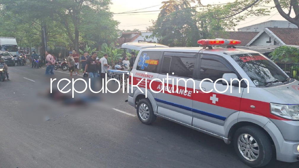 EVAKUASI - Petugas Unit Gakkum, Satuan Lantas, Polresta Sidoarjo mengevakuasi korban kecelakaan antara dua motor di JL Raya Trosobo, Kecamatan Taman, Sidoarjo yang menyebabkan seorang tewas dan tiga korban lainnya terluka, Minggu (10/12/2023).