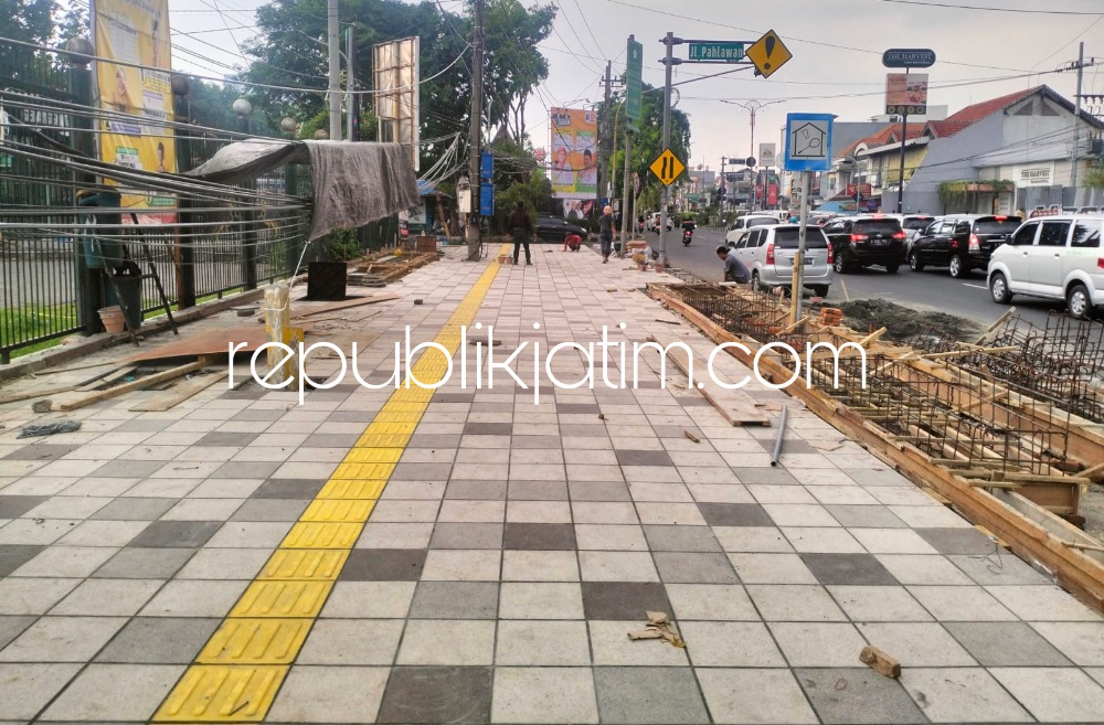 TROTOAR - Revitalisasi trotoar di depan GOR Delta Sidoarjo bakal membuat nyaman bagi para pejalan kaki serta wajah stadion kebanggaan warga Sidoarjo itu akan semakin terlihat lebih bersih dan tertata rapi, Senin (11/12/2023).
