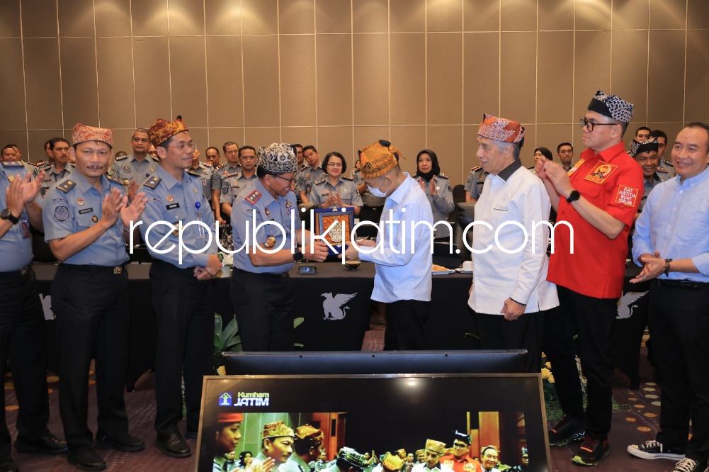 KUNJUNGAN - kepala Kanwil Kemenkumham Jatim Heni Yuwono rapat kerja dengan Komisi III DPR RI soal kapasitan 39 Lapas dan Rutan di Jatim yang over kapasitas sebesar 105 persen dan DPT narapidana di Ballroom Hotel JW Mariott, Surabaya, Senin (11/12/2023).