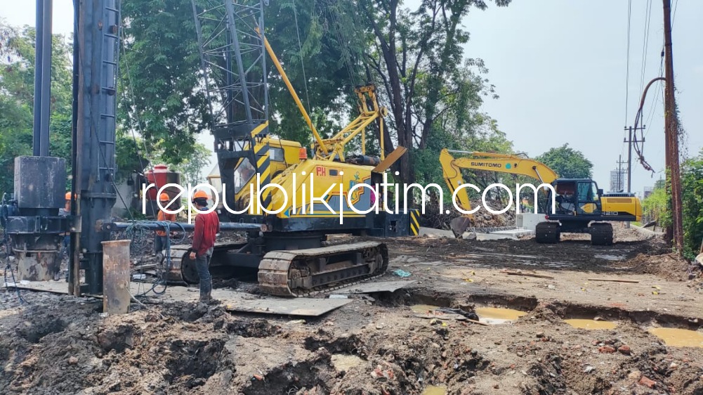 FRONTAGE ROAD - Progres pembangunan proyek Frontage Road (FR) ruas JL Perumahan Delta Sari hingga Pabrik Paku, Kecamatan Waru, Sidoarjo mencapai 54 persen dan ditargetkan selesai akhir Desember 2023 mendatang, Selasa (12/12/2023).
