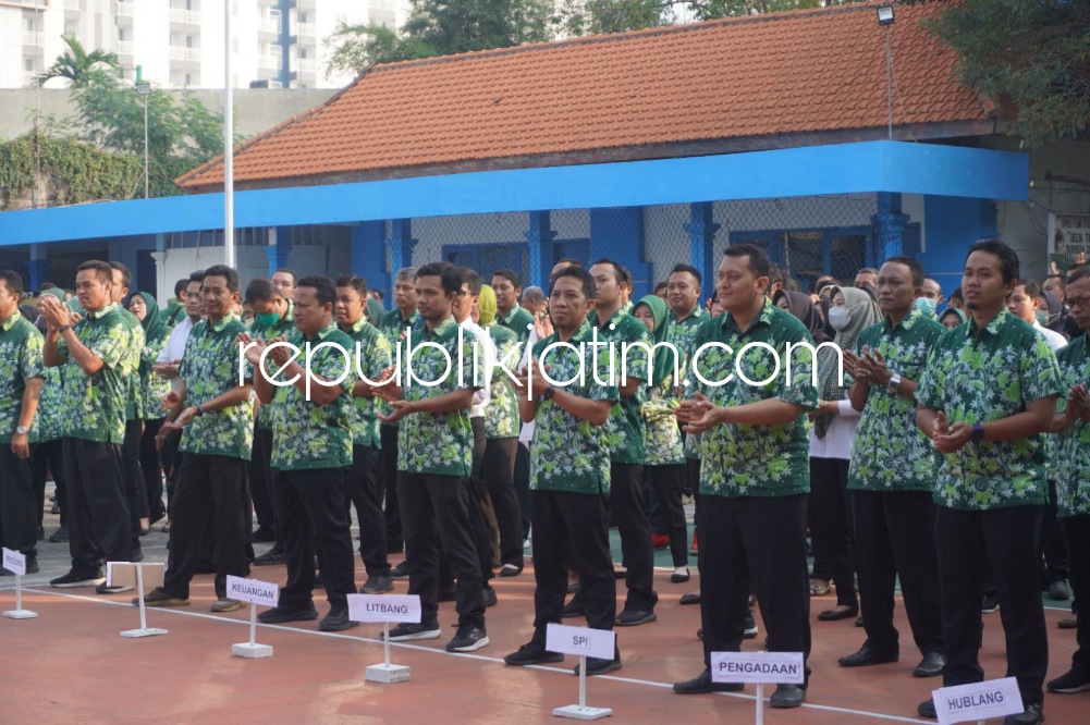 ANGKAT - Direktur Utama Perumda Delta Tirta Sidoarjo, Dwi Hary Soeryadi mengumumkan sebanyak 132 karyawan kontrak dan honorer yang dinyatakan lulus dalam evaluasi kinerja dan asesmen akan segera diangkat menjadi pegawai tetap, Rabu (13/12/2023).