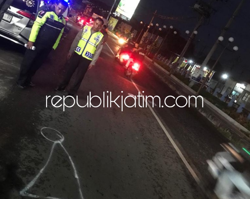 OLAH TKP - Sejumlah petugas Satuan Lantas, Polresta Sidoarjo menggelar olah TKP kecelakaan antara motor Honda Supra melawan mobil Toyota Calya di JL Raya Wates, Kecamatan Tanggulangin, Sidoarjo, Rabu (13/12/2023) petang.