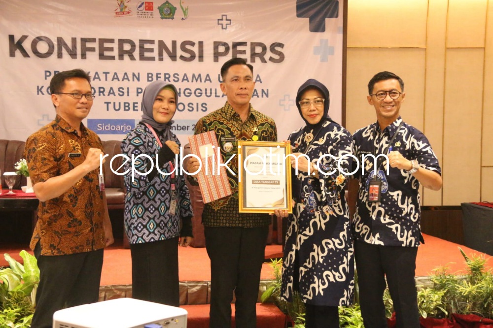 TUBERKULOSIS - Dinas Kesehatan (Dinkes) Pemkab Sidoarjo berkomitmen menekan angka Tuberkulosis (TB) di Kabupaten Sidoarjo. Salah satunya, dengan cara berkolaborasi dengan Yayasan Bhanu Yasa Sejahtera (YABHYSA) di Sun Hotel, Selasa (12/12/2023). 