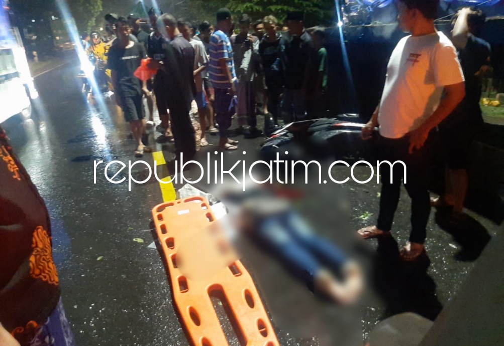 TEWAS - Pengendara motor Honda bernopol P 2951 J, Agus Prianto (31) warga Sumberejo, Desa Sumbergirang, Kecamatan Puri, Mojokerto tewas usai motornya menabrak bak belakang truk trailer di Desa Bakungtemenggungan, Kecamatan Balongbendo, Rabu (13/12/2023) m