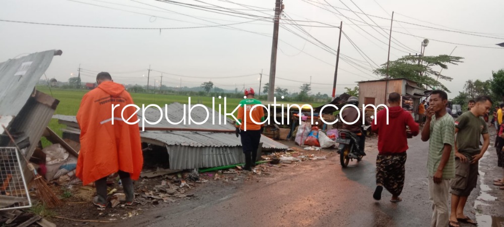 RUSAK - Sebanyak 4 bangunan rumah semi permanen roboh rata dengan tanah dan atap 9 rumah warga lainnya rusak akibat puting beliung di Dusun Kedungbulus, Desa Pesawahan, Kecamatan Porong, Sidoarjo, Rabu (13/12/2023) petang.