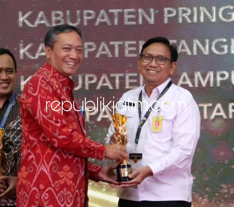 PENGHARGAAN - Mewakil Bupati Sidoarjo Ahmad Muhdlor Ali penghargaan IGA Tahun 2023 diterima Kepala Bappeda Pemkab Sidoarjo Hery Soesanto di Gedung Sasana Bhakti Praja (SBP) Kantor Kementrian Dalam Negeri RI, Jakarta, Selasa (12/12/2023) kemarin. 