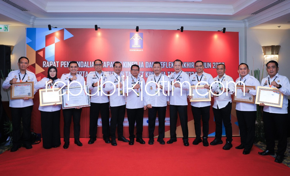 PENGHARGAAN - Kanwil Kemenkumham Jatim dan jajaran memborong delapan penghargaan bergengsi dalam Refleksi Akhir Tahun 2023 yang diserahkan Menkumham Yasonna H Laoly di Ballroom Flores Hotel Borobudur, Jakarta, Kamis (14/12/2023).