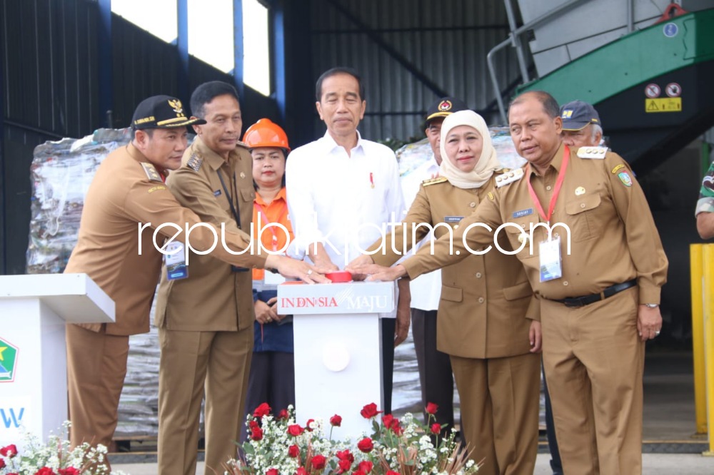 RESMIKAN - Presiden RI, Joko Widodo meresmikan tiga Tempat Pemrosesan Akhir (TPA). Diantaranya, TPA Supit Urang di Kota Malang, TPA Jabon di Kabupaten Sidoarjo dan TPA Banjardowo di Kabupaten Jombang, Kamis (14/12/2023).