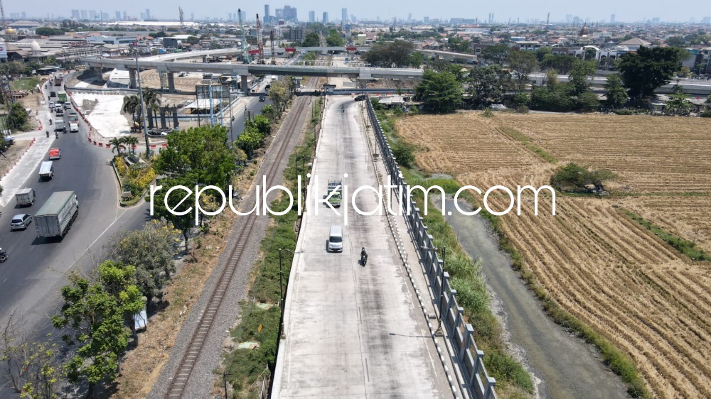 TARGETKAN - Bupati Sidoarjo Ahmad Muhdlor Ali menargetkan jalan Frontage Road (FR) bakal selesai dan tembus Surabaya pada Tahun 2024 mendatang, Jumat (15/12/2023). 