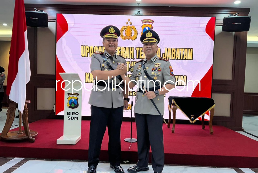 SERAHTERIMA - Jabatan Kapolresta Sidoarjo dari Kombes Pol Kusumo Wahyu Bintoro diserahterimakan AKBP Christian Tobing yang sebelumnya menjabat Kabag Binkar SDM Polda Jatim dipimpin Kapolda Jatim Irjen Pol Imam Sugianto di Polda Jatim, Jumat (15/12/2023).