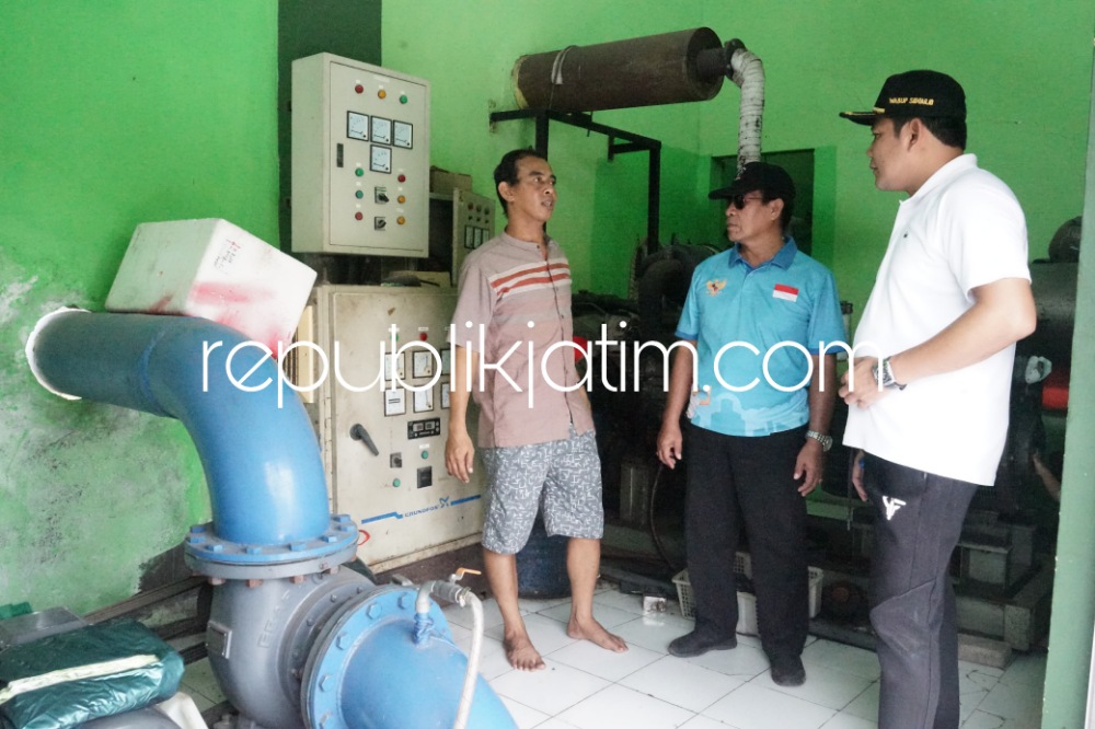 SIDAK - Sebagai antisipasi terjadinya banjir di musim penghujan, Wabup Sidoarjo Subandi menggelar sidak rumah pompa di daerah Perum Griya Mapan Sentosa, Kecamatan Waru, Sidoarjo, Jumat (15/12/2023).
