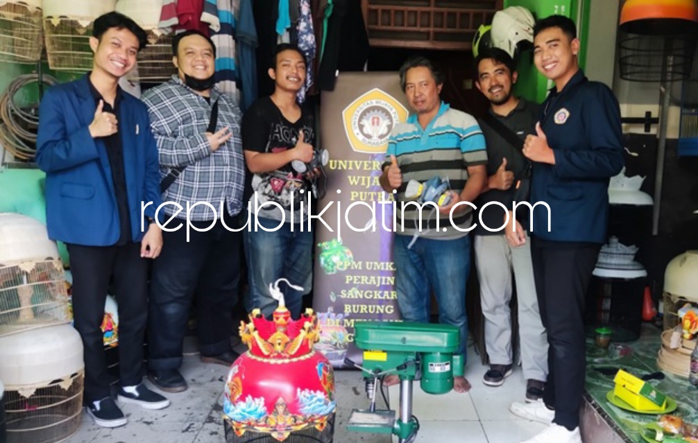 PENDAMPINGAN - Tim Abdimas Universitas Wijaya Putra saat memberikan pendampingan pengusaha sangkar asal Gresik sekaligus memberi solusi dan pembuatan akun media sosial (Medsos) untuk pemasaran hasil produksi sangkarnya, Sabtu (16/12/2023).