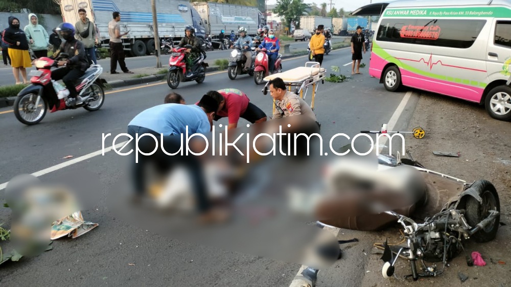 EVAKUASI - Sejumlah petugas Satuan Lantas, Polresta Sidoarjo mengevakuasi dua korba pengendara motor yang tergeletak di JL Raya By Pass Desa Sidomojo, Kecamatan Krian, Sidoarjo usai menabrak bak belakang truk tronton yang parkir, Minggu (17/12/2023).