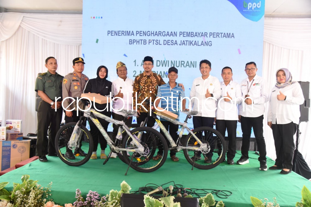 HADIAH - Bupati Sidoarjo Ahmad Muhdlor Ali didampingi Kepala BPPD Pemkab Sidoarjo Ari Suryono saat menyerahkan hadiah kepada wajib pajak yang membayar pajak tepat waktu dan paling tertib, Senin (18/12/2023).