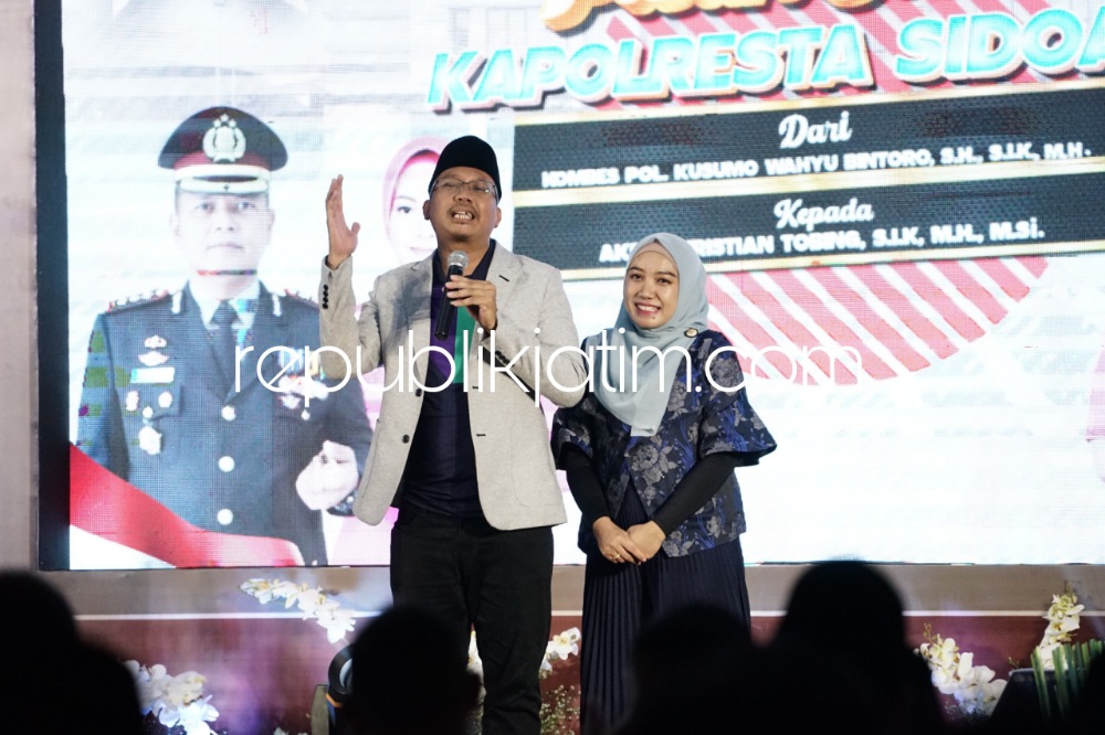 UCAPAN - Bupati Sidoarjo Ahmad Muhdlor Ali memberi ucapan kepada AKBP Christian Tobing sebagai Kapolresta Sidoarjo menggantikan Kombes Pol Kusumo Wahyu Bintoro saat pisah sambut di Aula Polresta Sidoarjo, Minggu (17/12/2023) malam.