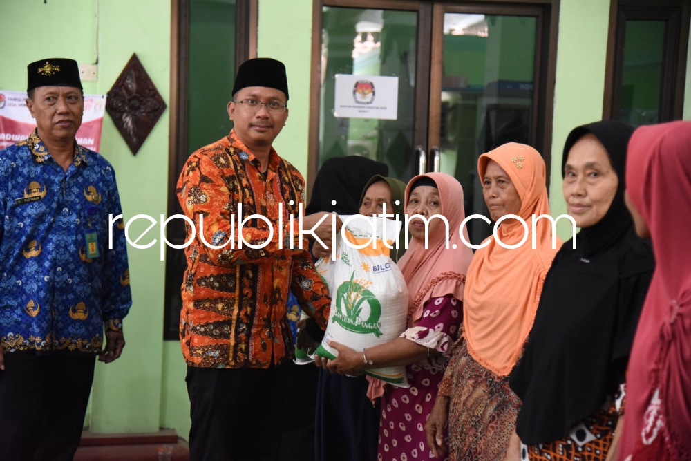 SERAHKAN - Bupati Sidoarjo Ahmad Muhdlor Ali menyerahkan bantuan bahan pangan beras Bulog tahap II sampai akhir tahun ada 644.000 sak beras kemasan 10 kilogram yang disalurkan kepada Keluarga Penerima Manfaat (KPM) di Kecamatan Porong, Senin (18/12/2023).