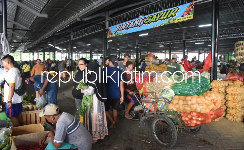 OMZET - Grosir Sayur Pasar Porong yang diresmikan Bupati Sidoarjo, Ahmad Muhdlor Ali November 2023 kemarin memberi manfaat bagi ratusan pedagang sayur yang menempati karena omzet penjualannya meningkat, Selasa (19/12/2023).