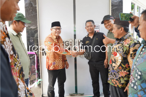 RESMIKAN - Ketua DPRD Sidoarjo, H Usman M Kes bersama Ketua PWI Sidoarjo, Mustain didampingi anggota DPRD dan puluhan wartawan meresmikan ruang Media Center DPRD Sidoarjo usai direnovasi dan ditambah sarana dan prasarananya, Selasa (19/12/2023).
