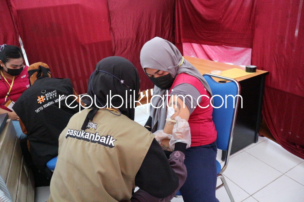 HAPUS TATO - Sebanyak 17 warga binaan Rutan Perempuan Surabaya di Desa Kebonagung, Kecamatan Porong, Sidoarjo menggelar kegiatan hapus tato bagi warga binaan, Rabu (20/12/2023). 