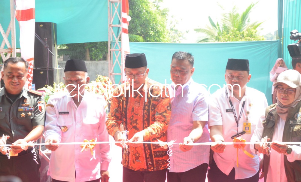 RESMIKAN - Bupati Sidoarjo, Ahmad Muhdlor Ali meresmikan bangunan dan uji coba mesin pengering (vertical dryer) berkapasitas 10 ton serta penggilingan padi atau Rice Milling Unit (RMU) di Desa Simogirang, Kecamatan Prambon, Sidoarjo, Rabu (21/12/2023).