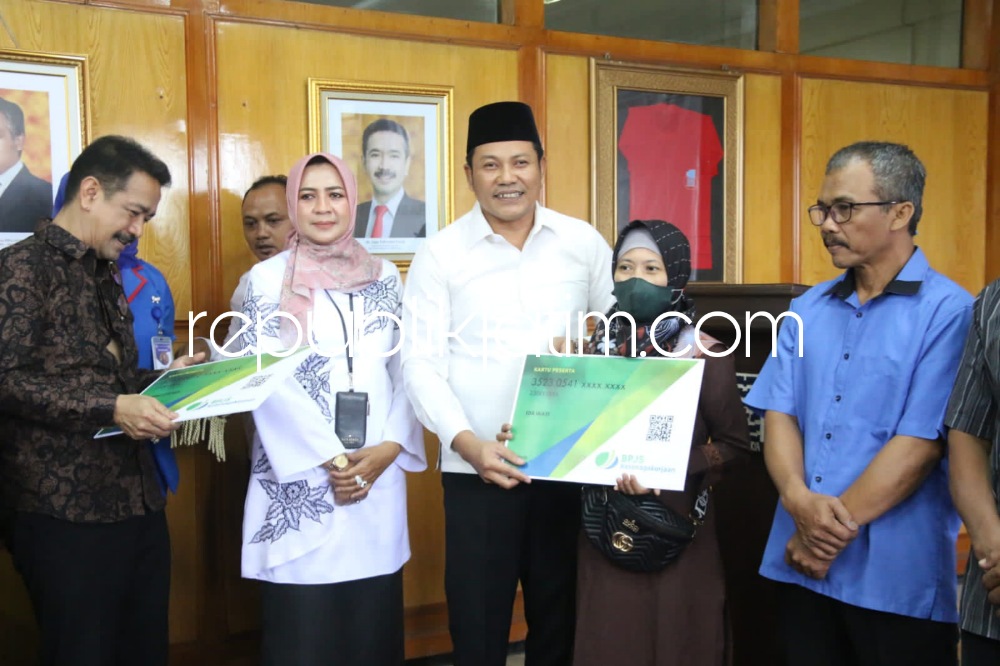 CSR - Rumah Sakit Delta Surya bersama Gerakan Nasional Peduli Pekerja Rentan (GN Lingkaran) menyalurkan CSR berupa BPJS Ketenagakerjaan bagi 1.000 pekerja rentan yang ada di lingkungan Rumah Sakit Delta Surya, Rabu (20/12/2023). 