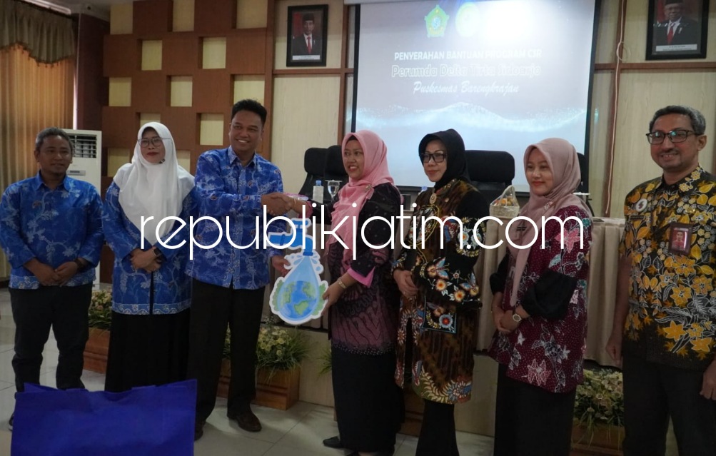 CSR - Warga dan pengunjung Puskesmas Barengkrajan, Kecamatan Krian, Sidoarjo sudah bisa menikmati air bersih berkat sumbangan Corporate Social Responsibility (CSR) dari Perumda Delta Tirta yang diberikan, Kamis (21/12/2023).