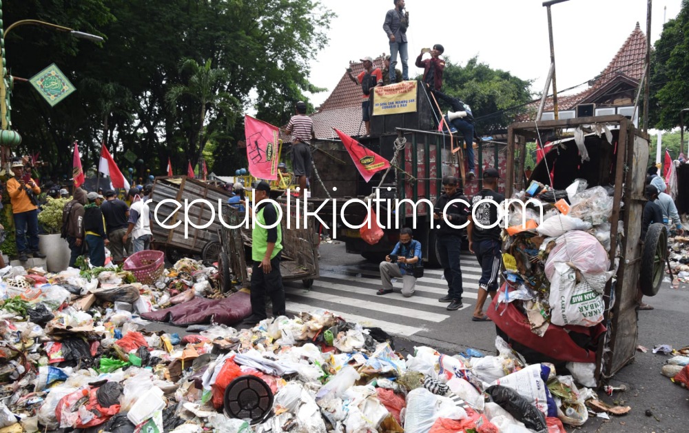 SAMPAH - Petugas Satuan Polisi Pamong Praja (Satpol PP) Pemkab Sidoarjo terus mendalami siapa saja oknum pendemo yang menebar sampah di depan Pendopo Delta Wibawa, Rabu (20/12/2023) kemarin. 