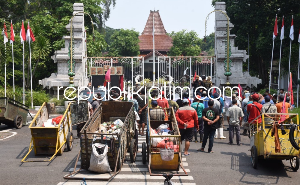 DEMO - Para pejabat Dinas Lingkungan Hidup dan Kebersihan (DLHK) memastikan para pendemo di Pendopo Delta Wibawa dan kantor DLHK Pemkab Sidoarjo disinyalir bukan petugas kebersihan dari DLHK Pemkab Sidoarjo, Rabu (20/12/2023) kemarin.