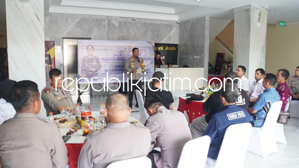 SILATURAHMI - Kapolresta Sidoarjo AKBP Christian Tobing menggelar silaturahmi dengan wartawan yang bertugas di wilayah Sidoarjo di Lobi Mapolresta Sidoarjo, Kamis (21/12/2023).