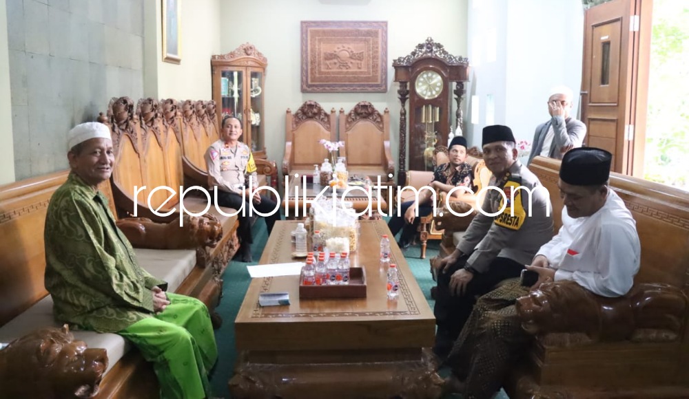 SOWAN - Kapolresta Sidoarjo, AKBP Christian Tobing bersilaturahmi ke sejumlah tokoh masyarakat dan ulama di Sidoarjo salah satunya ke Pengasuh Pesantren Bumi Shalawat KH Agoes Ali Mashuri di Desa Lebo, Kecamatan Sidoarjo, Jumat (22/12/2023).