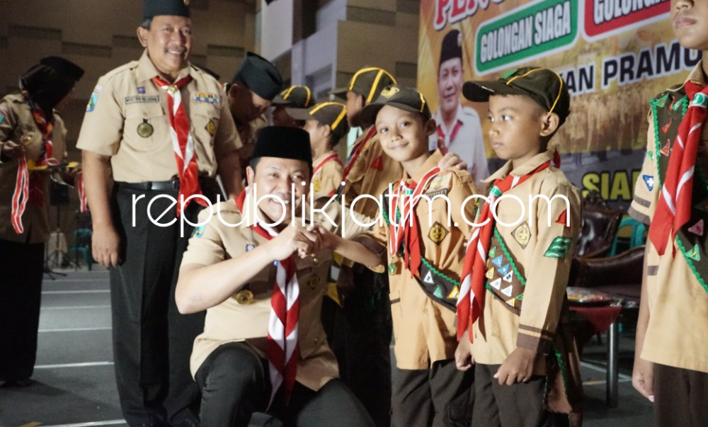 KUKUHKAN - Sebanyak 1.086 Pramuka Garuda (Pramuka Siaga, Penggalang, Penegak dan Pandega) Gerakan Pramuka Kwarcab Sidoarjo dikukuhkan Ketua Kwarcab Sidoarjo, Kak Subandi di Mall Pelayanan Publik Sidoarjo, Jumat (22/12/2023).