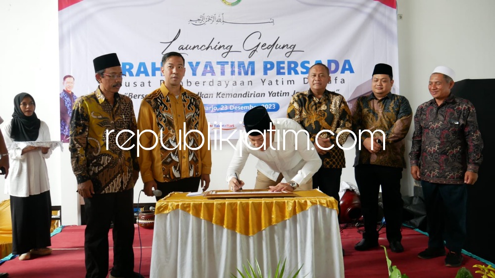 LAUNCHING - Wabup Sidoarjo, Subandi mendukung program beasiswa pendidikan bagi anak-anak, khususnya anak yatim di Sidoarjo saat Launching Gedung Graha Yatim Persada di Desa Kenongo, Kecamatan Tulangan, Sidoarjo, Sabtu (23/12/2023). 