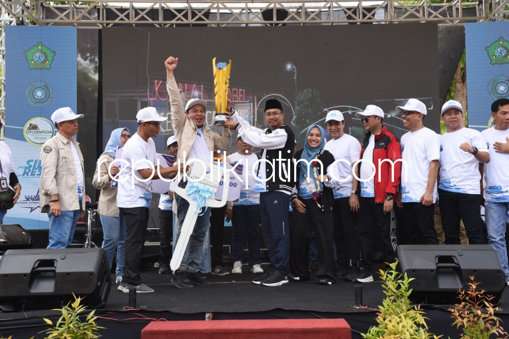 JUARA - Pengumuman Awarding Lomba Sido Resik 2023 di Alun-alun Sidoarjo, dihadiri Bupati Sidoarjo Ahmad Muhdlor Ali serta Ketua DPRD Sidoarjo Usman dan Ketua TP PKK Sidoarjo, Ny Sa'adah Ahmad Muhdlor di Alun - Alun, Sidoarjo, Minggu (24/12/2023).